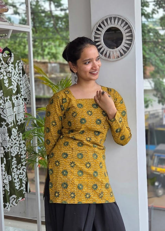 SUMMER SHORT 02 MUSTARD YELLOW